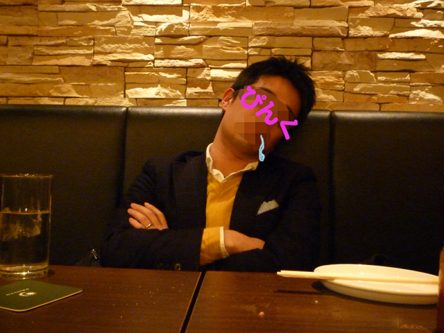 プロントで寝るぴんく